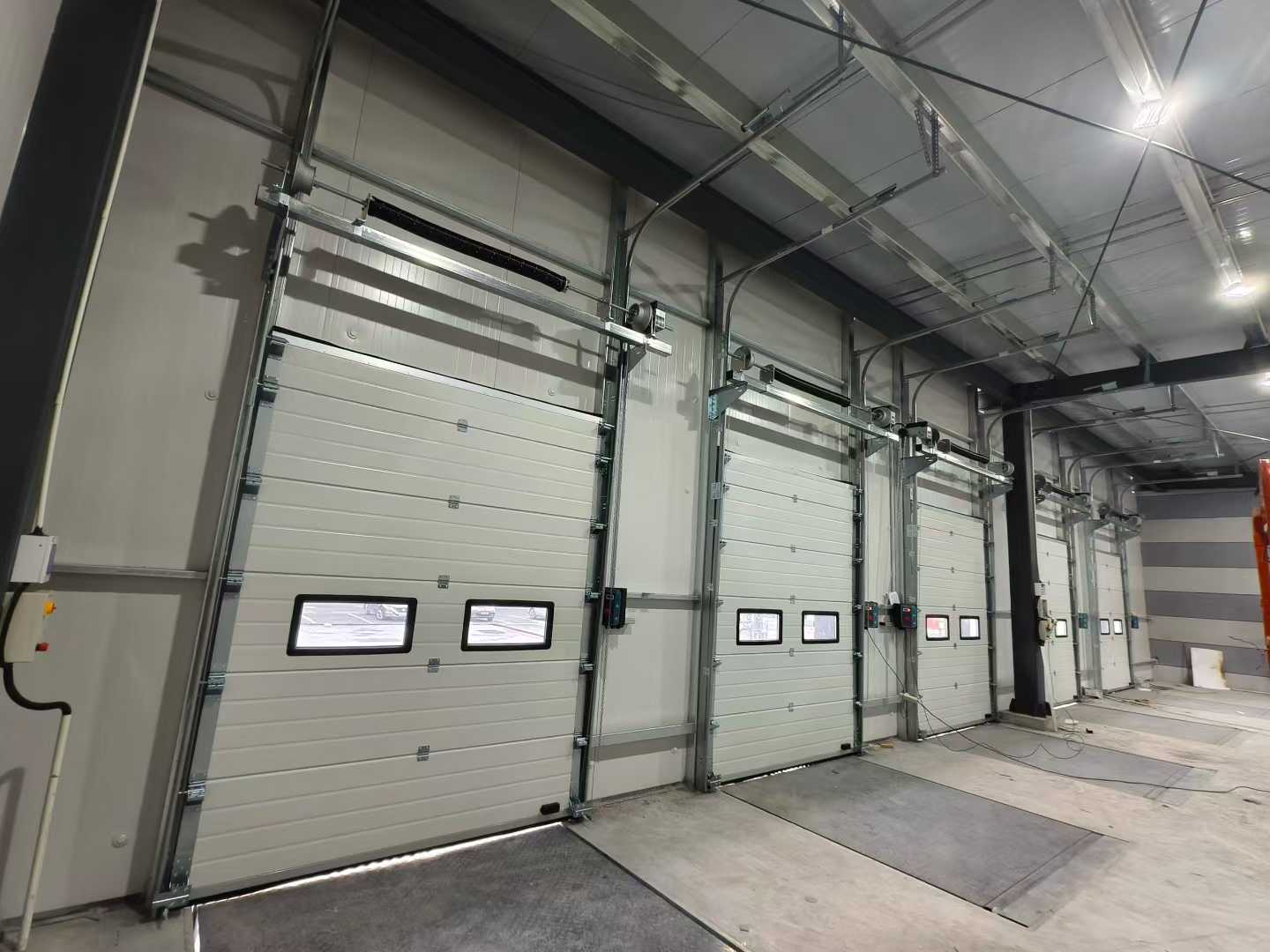 গুদাম প্রকল্পের জন্য শিল্প বিভাগীয় দরজা এবং ডক লেভেলার চালান